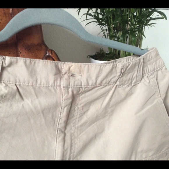 Womens light tan cargo Columbia shorts - Picture 3 of 5